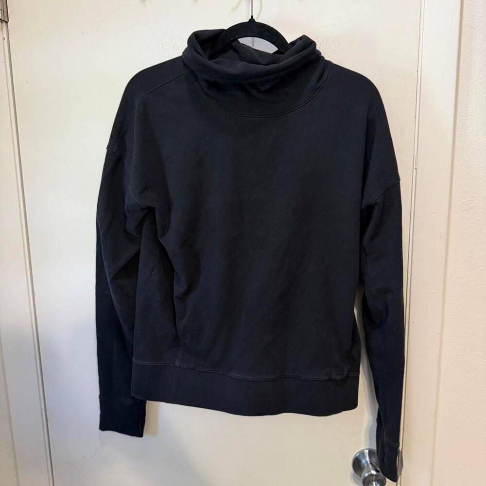 Lululemon Women's Black and Navy Jumper